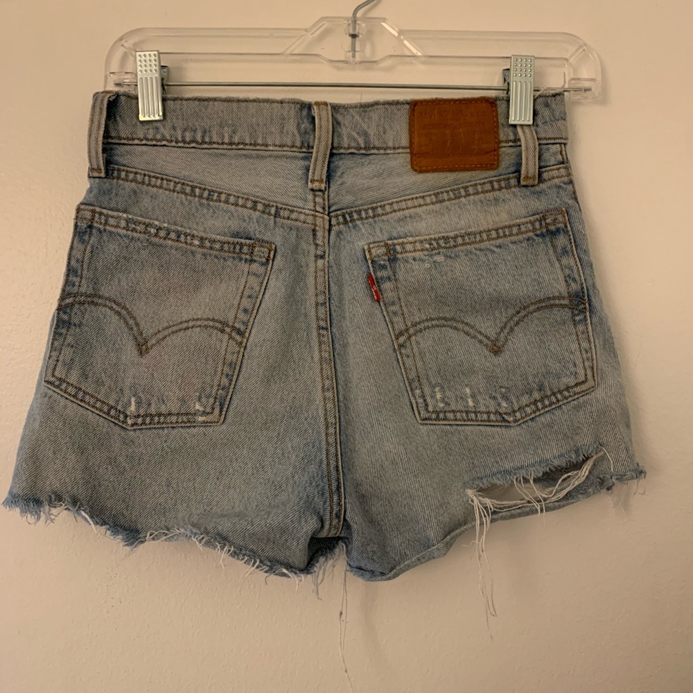 COPY - High rise distressed Levi Wedgie Shorts - Picture 2 of 2